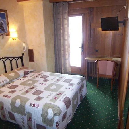 Les Bernards Hotel