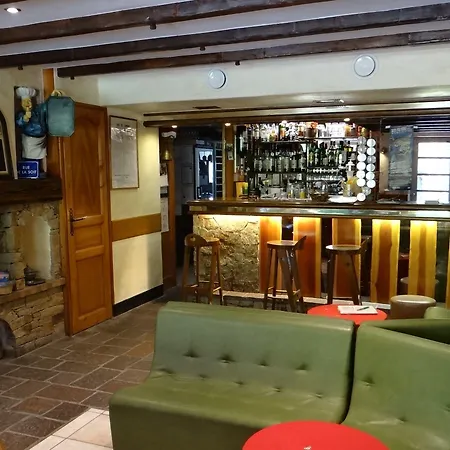 Les Bernards Hotel